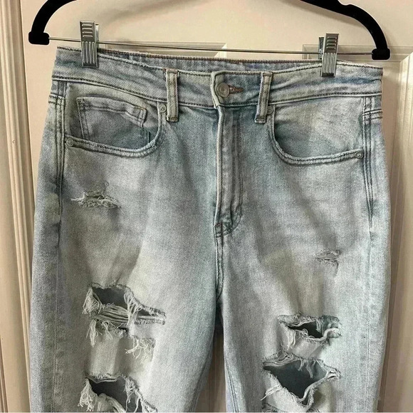 American Eagle Women’s 8L High Rise Distressed Ripped Mom Jean Light Wash Jeans - Picture 6 of 10